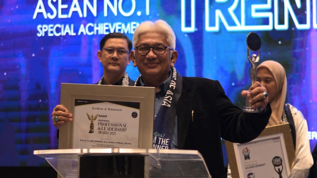 Jejak Emas di Dunia Hukum: Prof. Dr. H. Joni Emirzon Dianugerahi ‘Inspiring Professional & Leadership Award 2025’